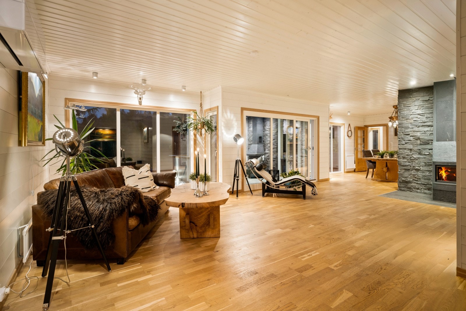 Store vinduer og generøs takhøyde skaper god romfølelse og en lun, behagelig atmosfære i boligen. Galleribilde