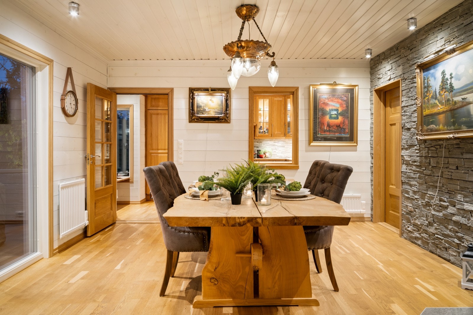 Stuens generøse størrelse gir fleksibilitet til å skape ulike soner - enten du ønsker sofakos, langbord til fest eller en rolig lesekrok. Her kan hele familien samles. Galleribilde