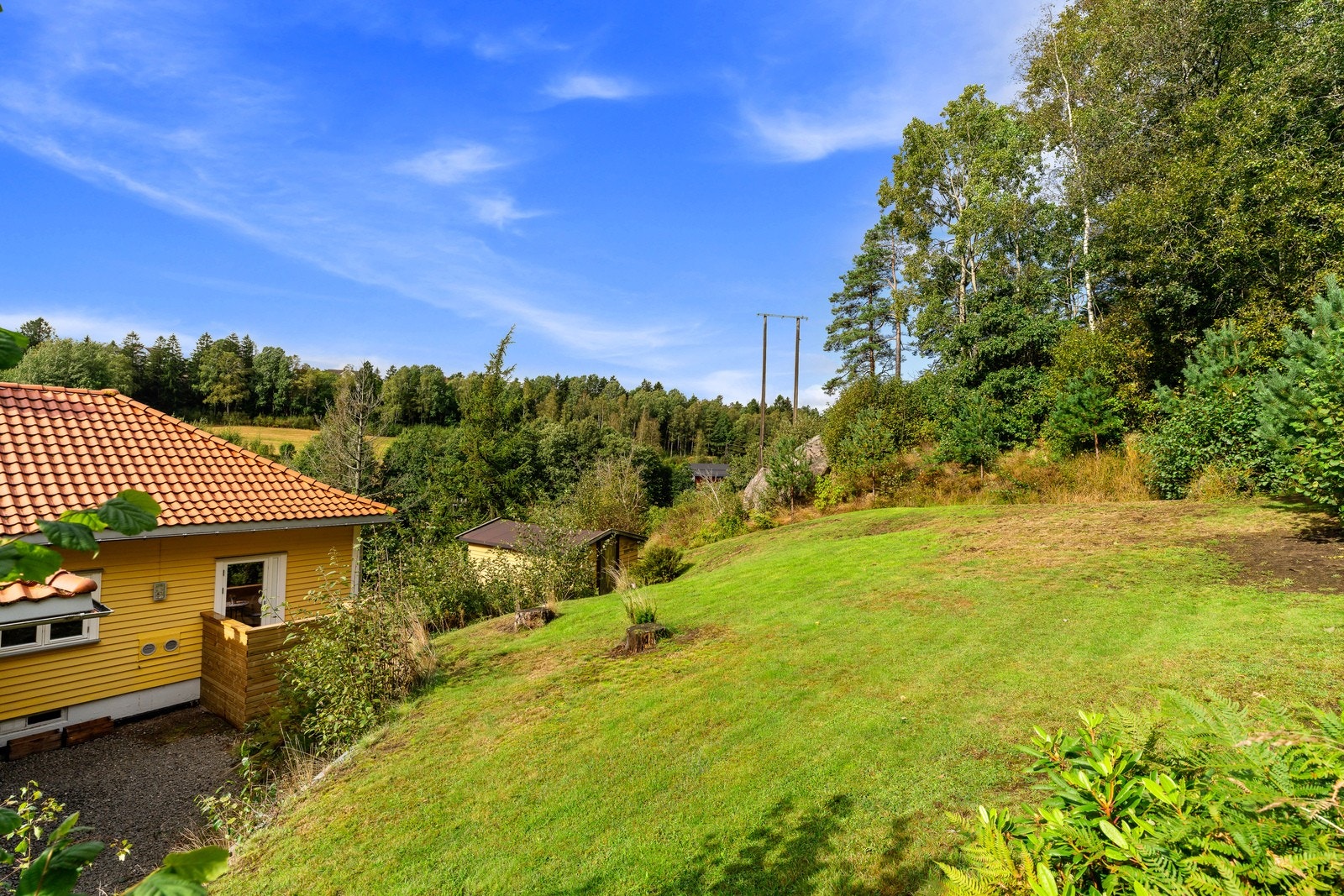 Eiendommen byr på et gjennomført uteområde med ulike soner for både avslapning og sosiale sammenkomster. Galleribilde