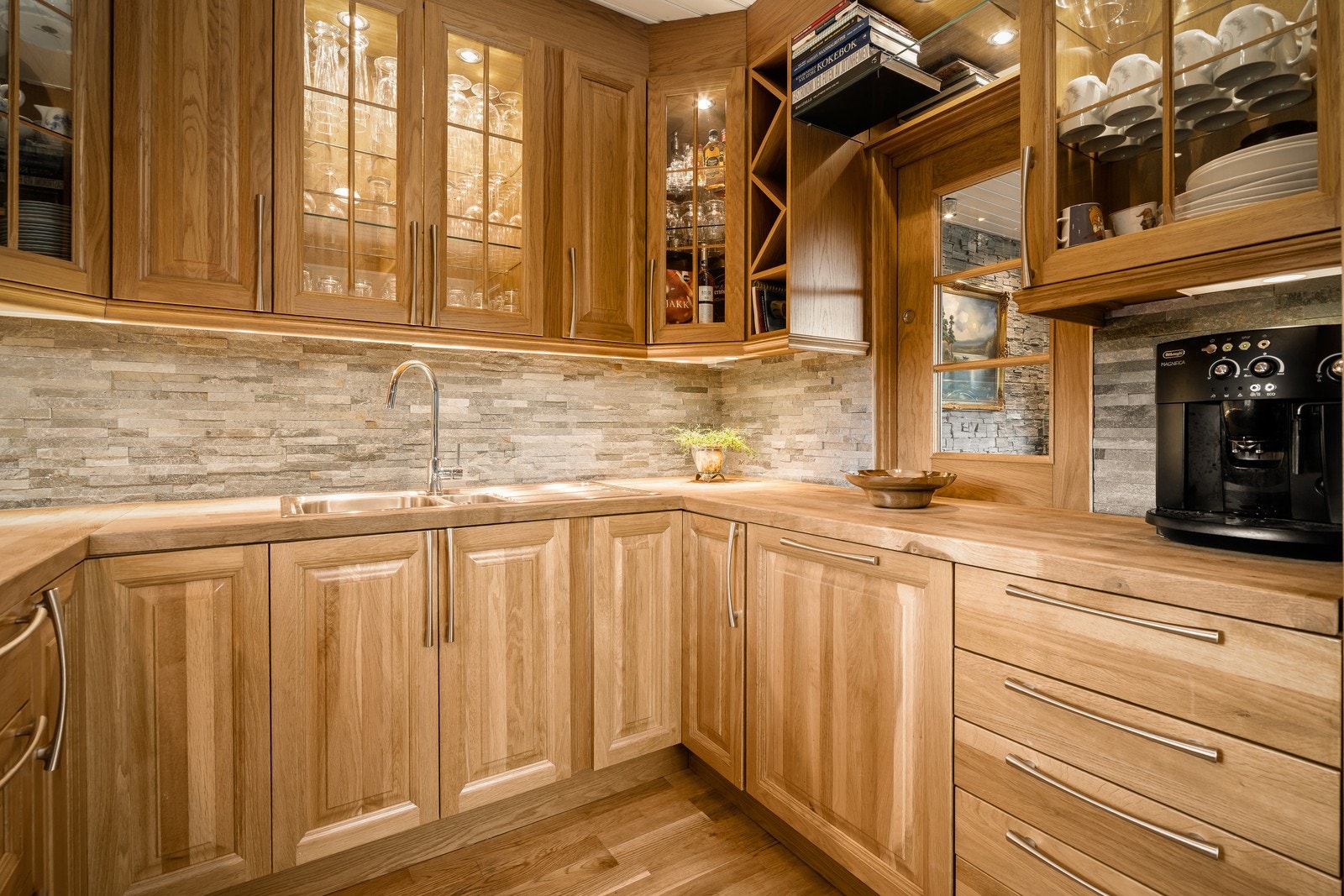 Kjøkkenet har en klassisk og tidløs innredning med profilerte eikefronter og heltre benkeplate - en kombinasjon som gir både varme og karakter. Galleribilde