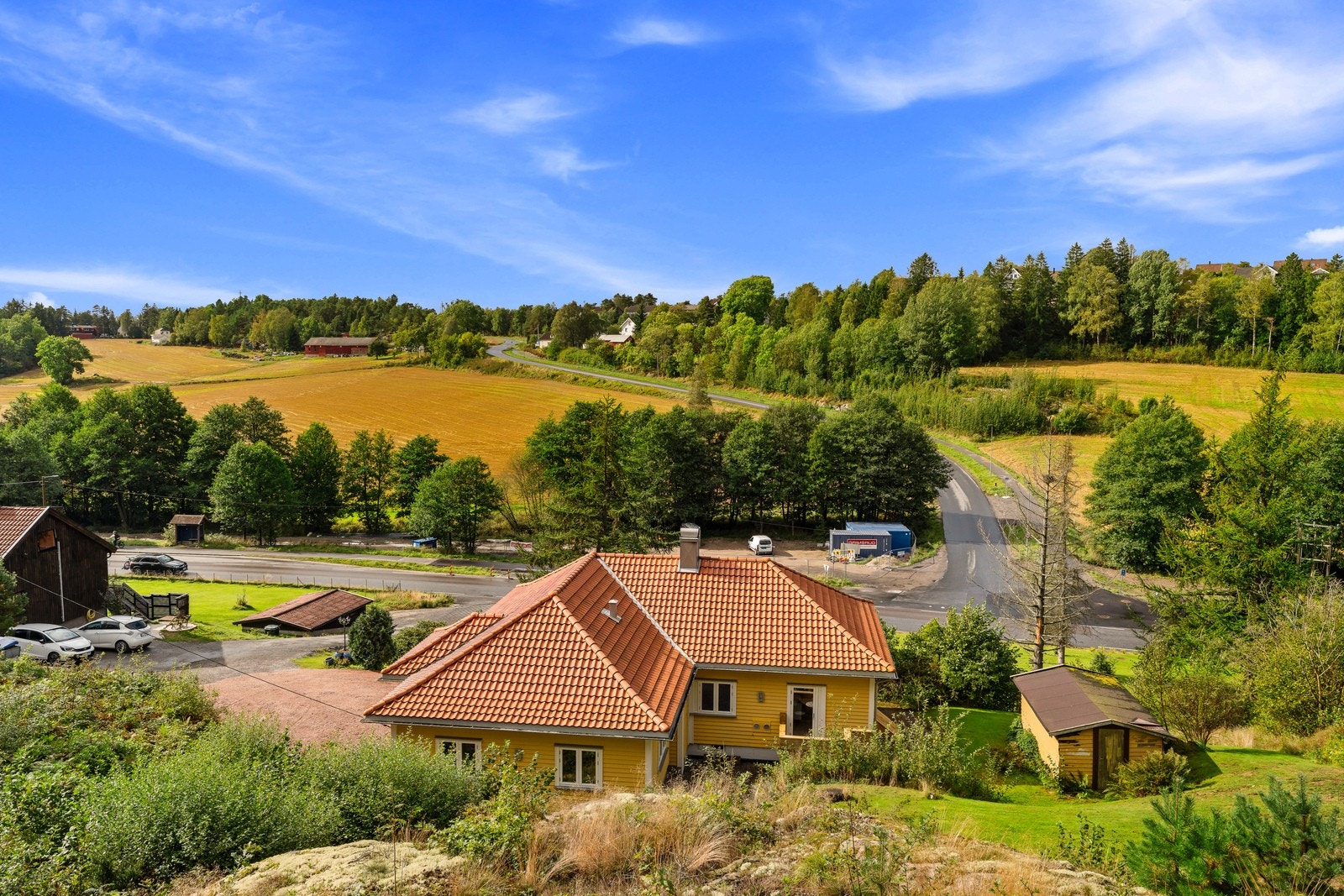 Eiendommen ligger sentralt til, med nærhet til skog og mark med helårs turterreng, samtidig som det er kort avstand til servicetilbud. Galleribilde