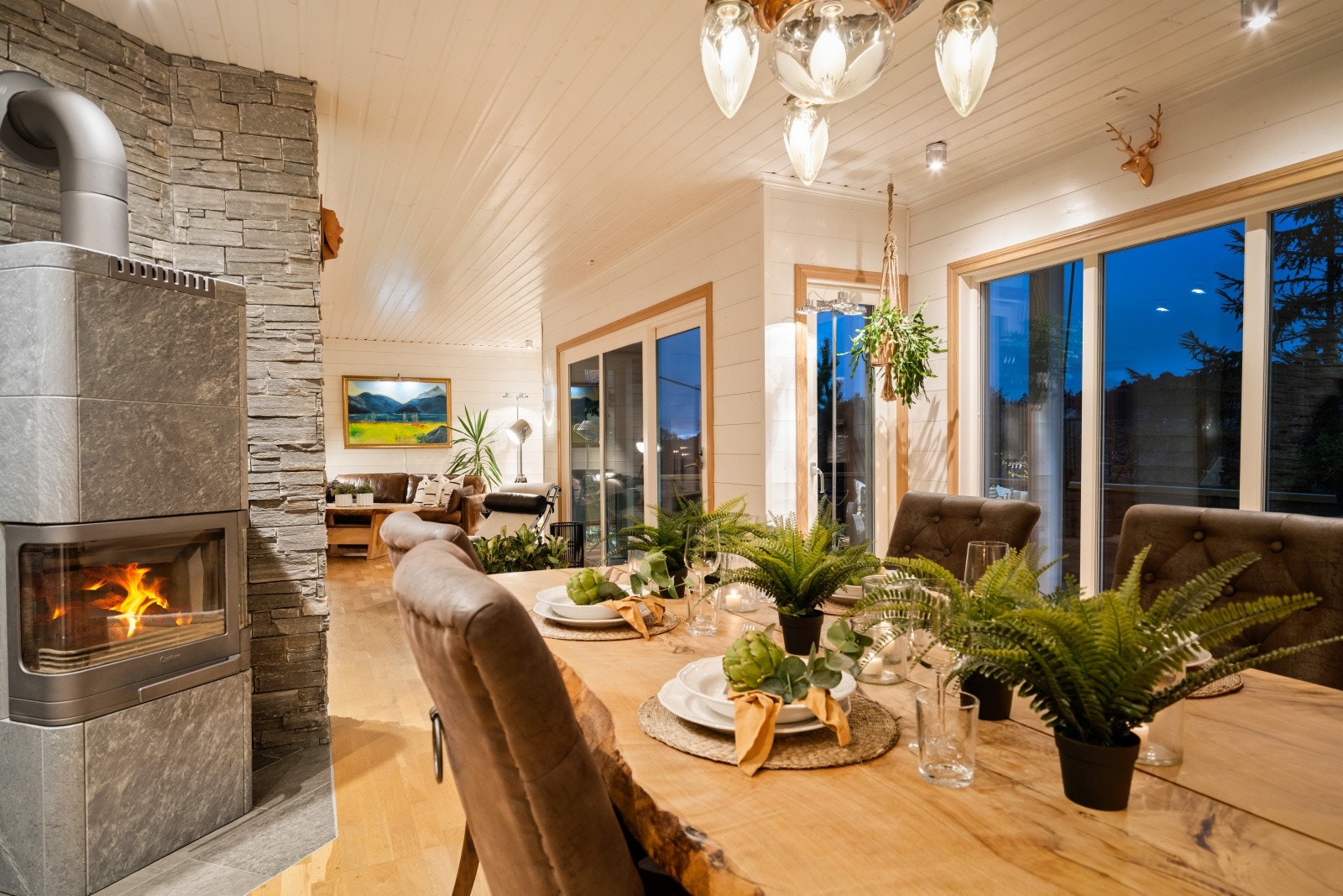 Alt ligger til rette for stemningsfulle kvelder med fyr i peisen, i lune oppholdsrom med utstrakt bruk av elegante naturmaterialer, som eik og stein. Galleribilde