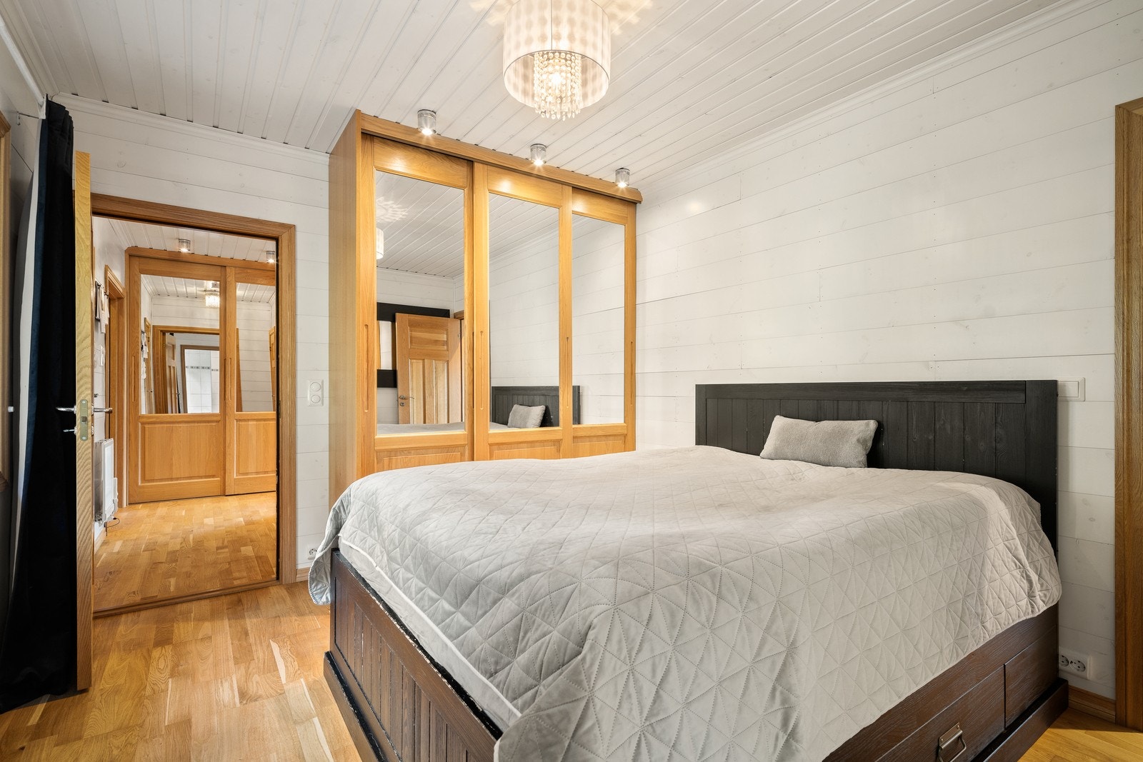 Boligen har tre innbydende soverom. Alle soverommene har god plass til dobbeltseng og tilhørende møblement. Galleribilde