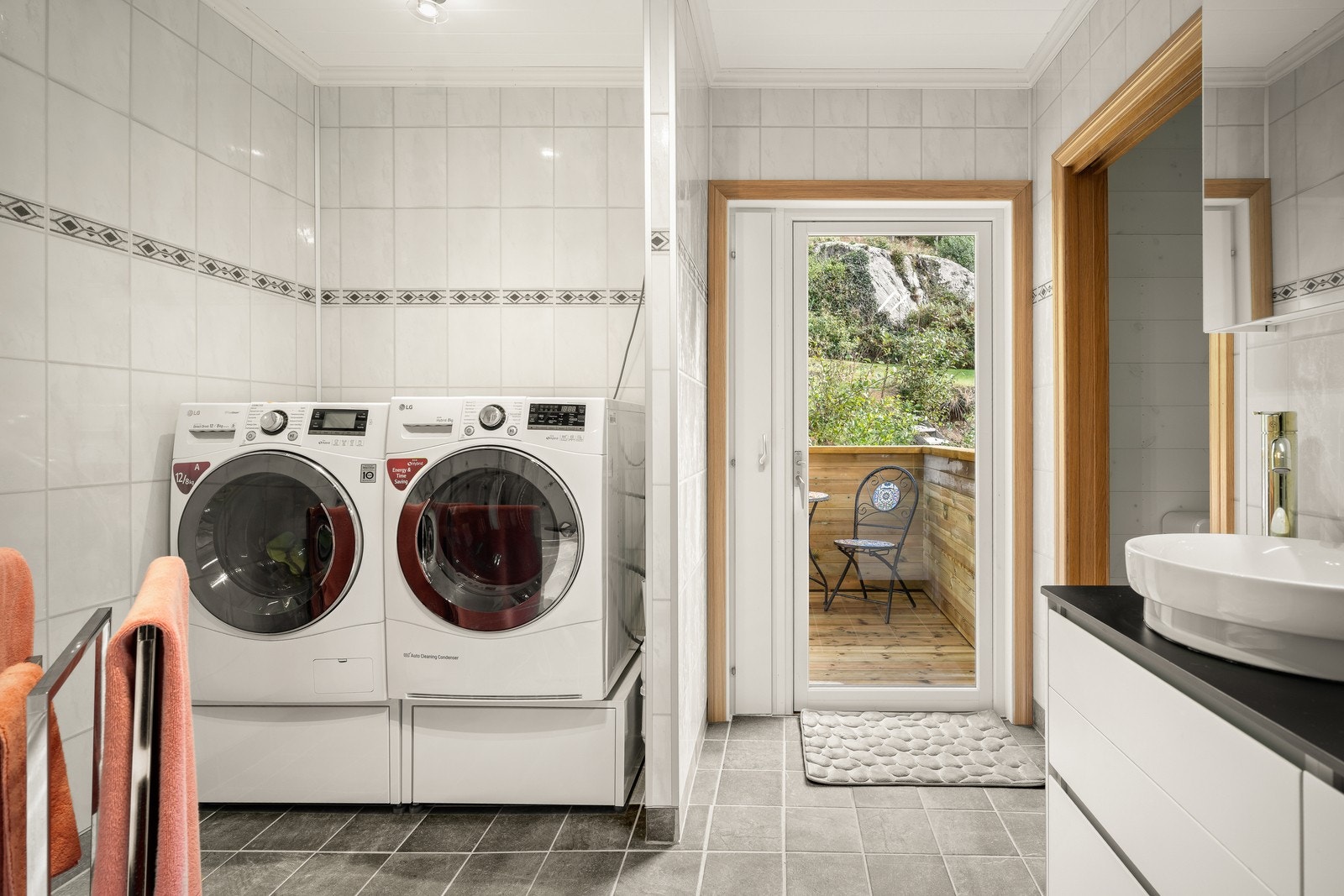 Herfra har man utgang til en av boligens fine uteplasser. Galleribilde