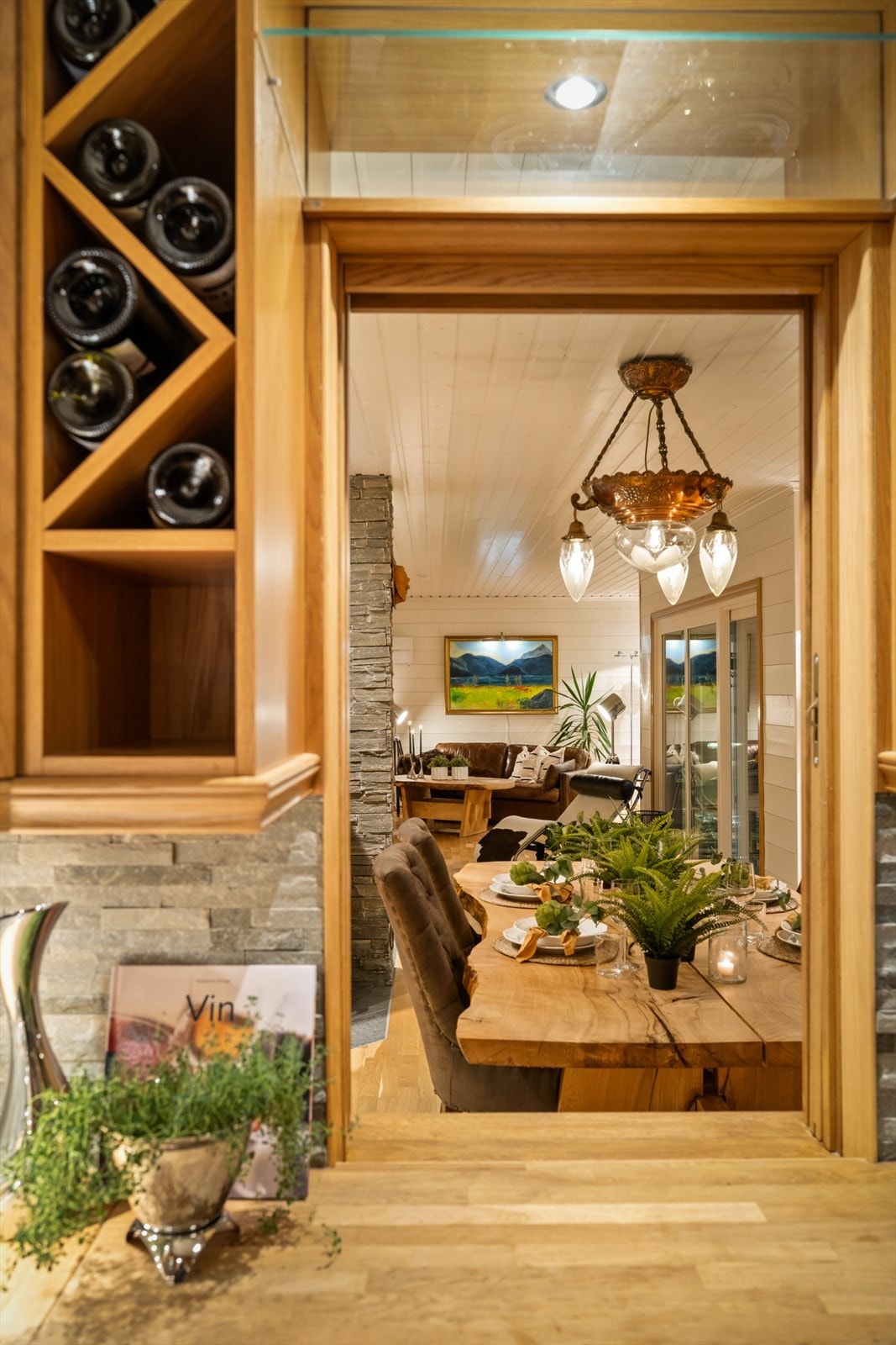 En artig kuriositet på kjøkkenet er serveringsluken med skyvedør i glass mot spisestuen - her kan man enkelt servere gjester rett ut fra kjøkkenet. Galleribilde