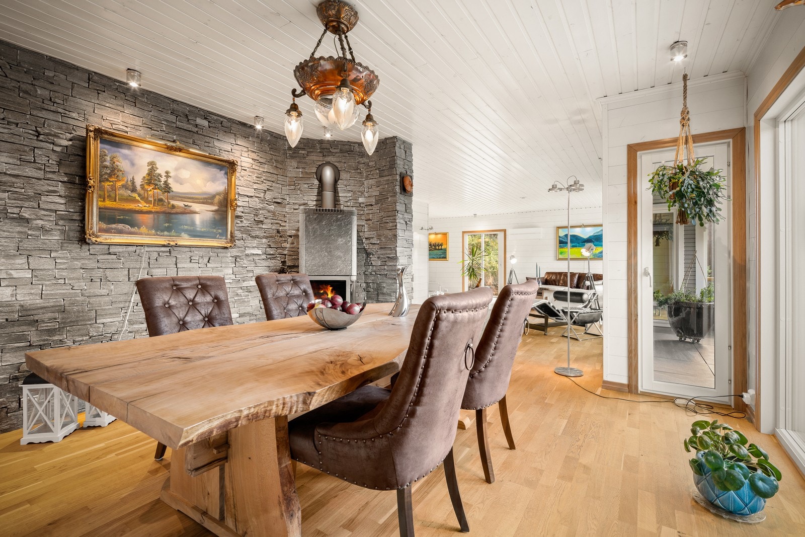 Stuen er et lyst og luftig samlingspunkt med ekstra god takhøyde og store vindusflater, som slipper inn rikelig med dagslys og gir flott utsikt mot grønne omgivelser. Galleribilde