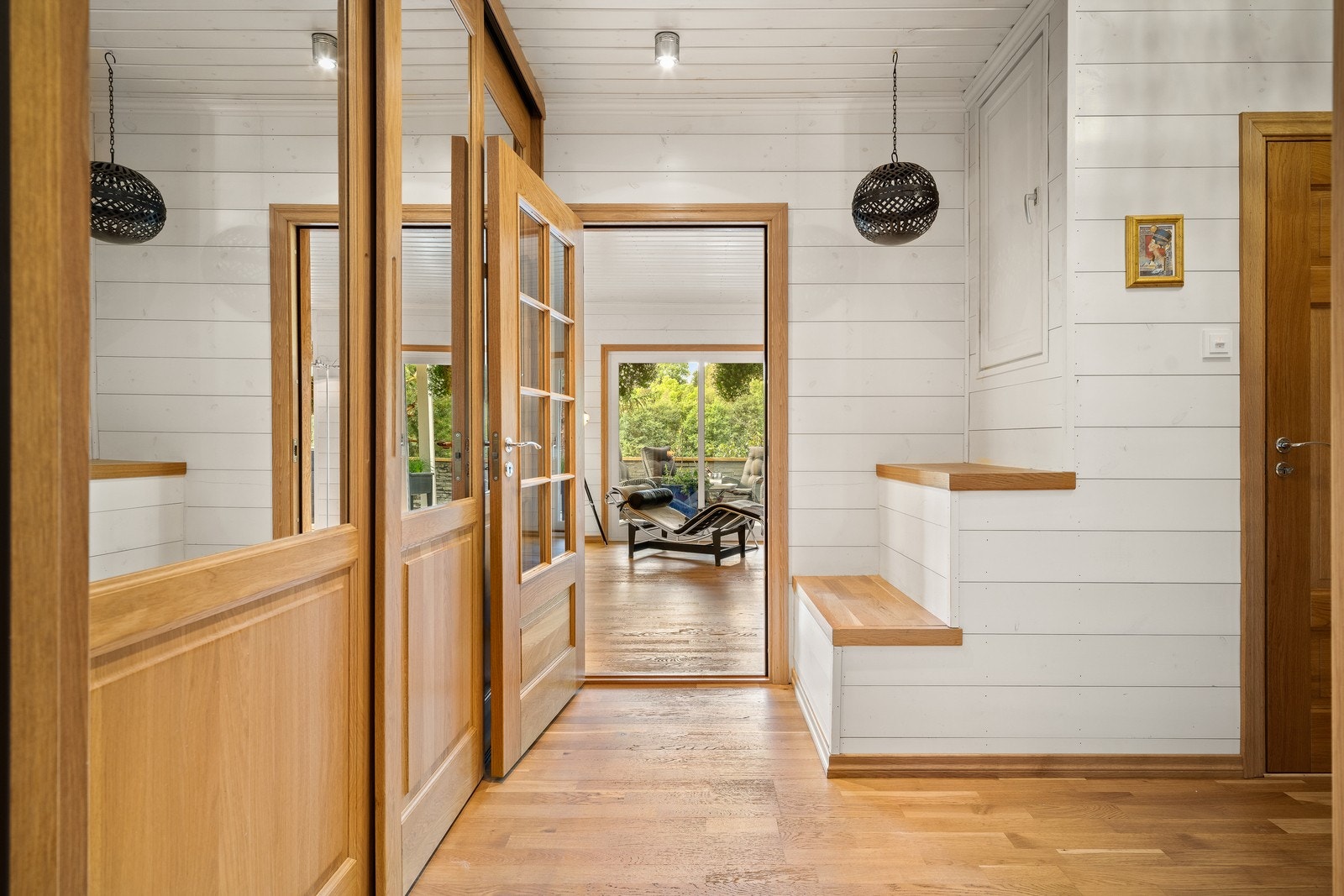 Videre kommer du inn i en romslig hall med skyvedørsgarderobe og speilskap - perfekt for å skape orden og oversikt i hverdagen. Galleribilde