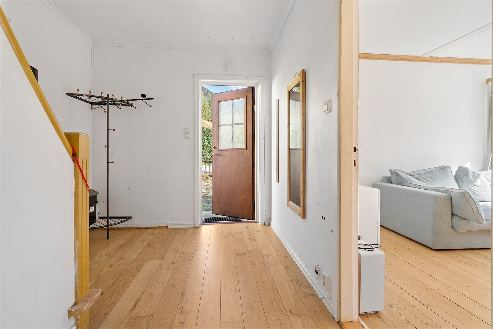 Romslig hall/entre. Galleribilde