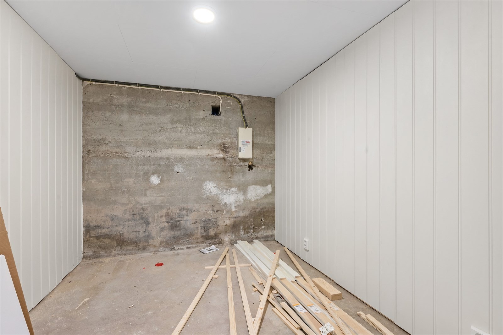 Kjeller består bad/vaskerom, gang og diverse boder. Galleribilde