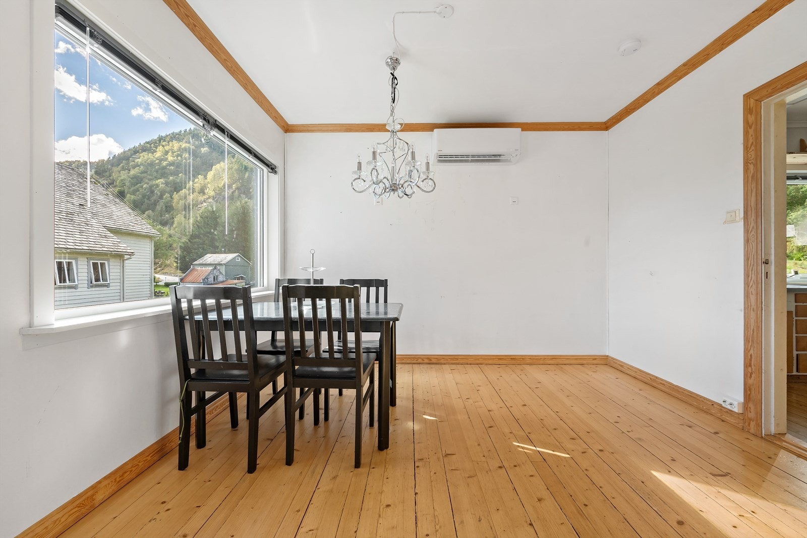 Romslig spisestue Galleribilde