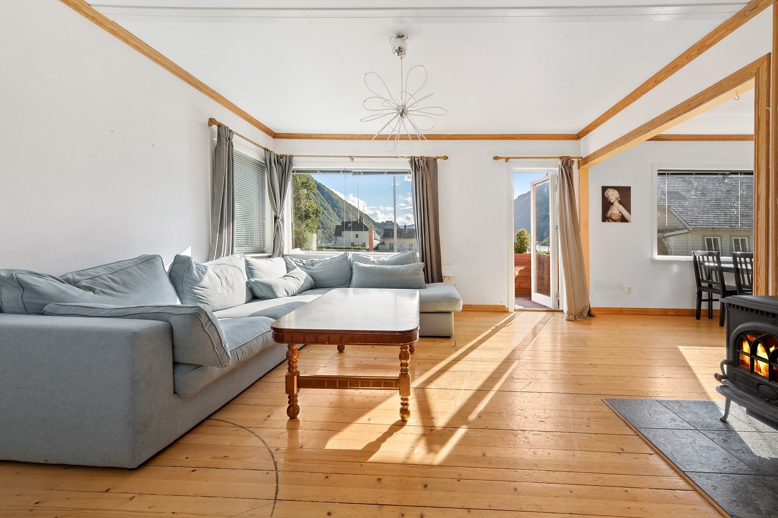 I stuen er det vedovn. Galleribilde