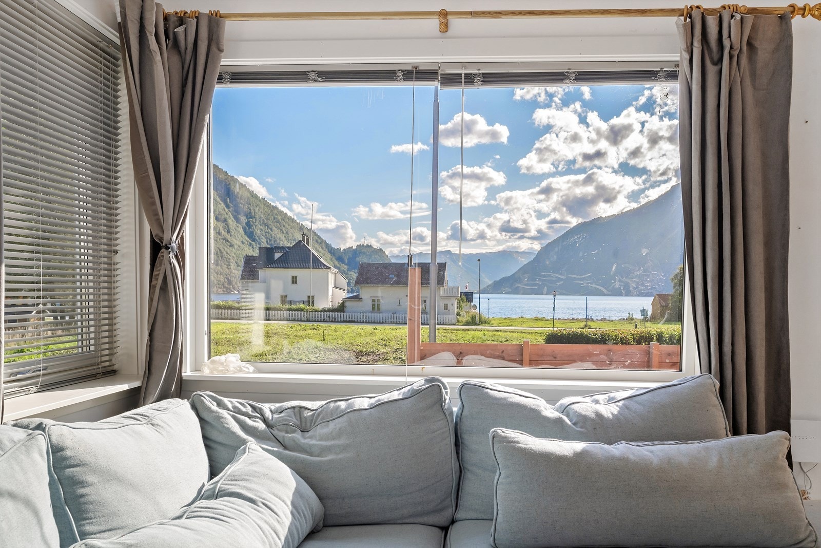 Flott utsikt utover Vadheimsfjorden. Galleribilde