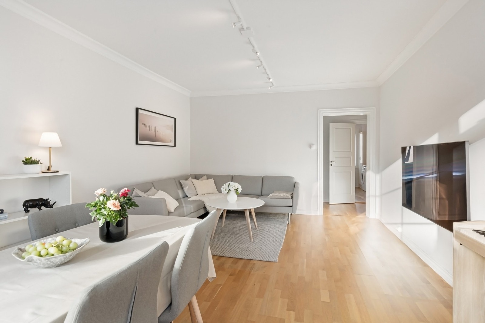 Det er god plass til både lounge gruppe og spisestue i stuen. Galleribilde