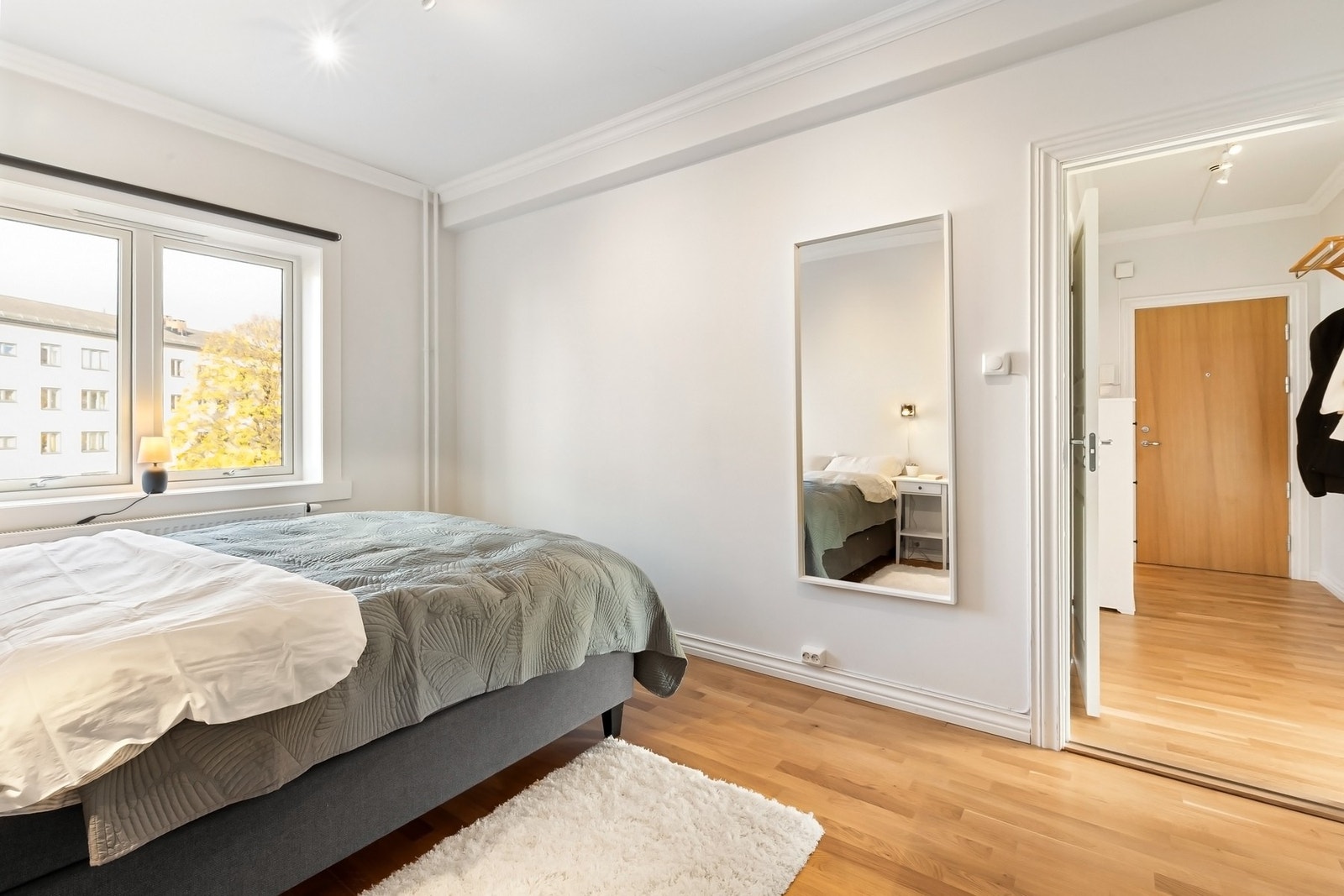 Romslig soverom med god plass til dobbel seng og garderobeskap. Galleribilde
