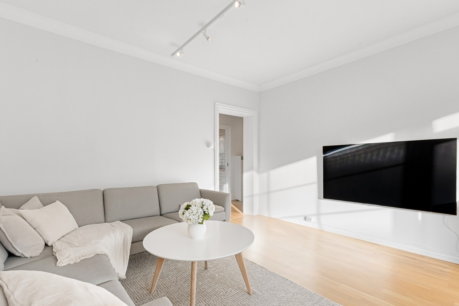 Lys og romslig stue. Galleribilde