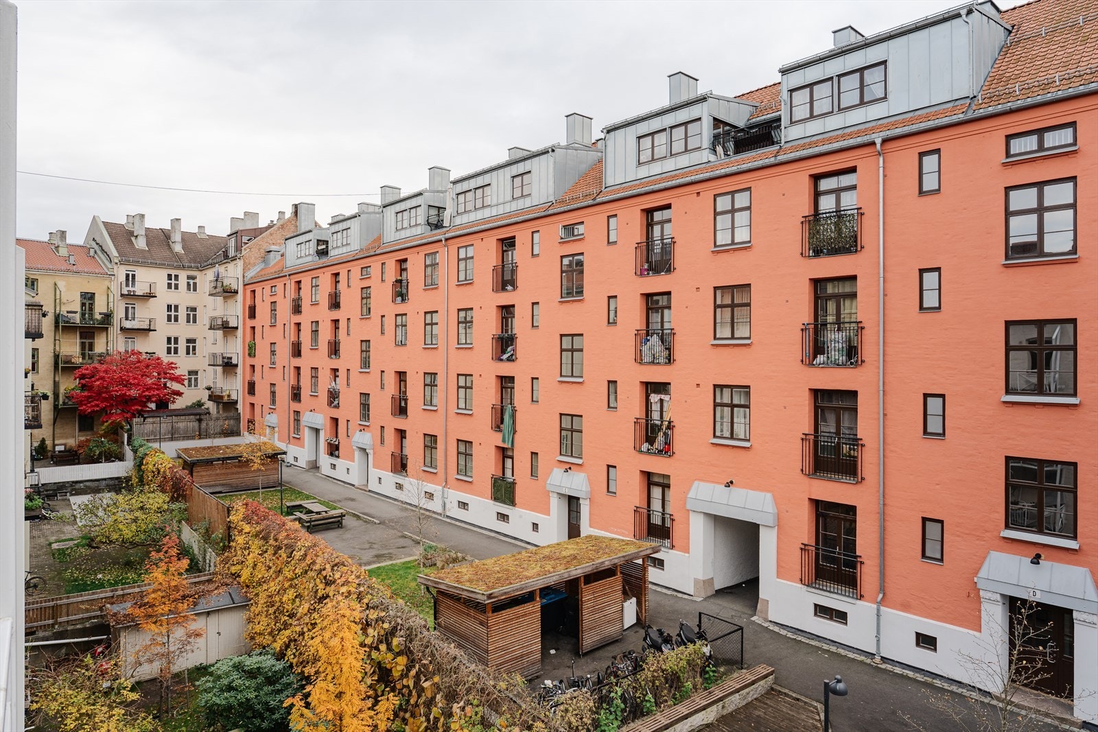 Utsynet mot bakgården Galleribilde