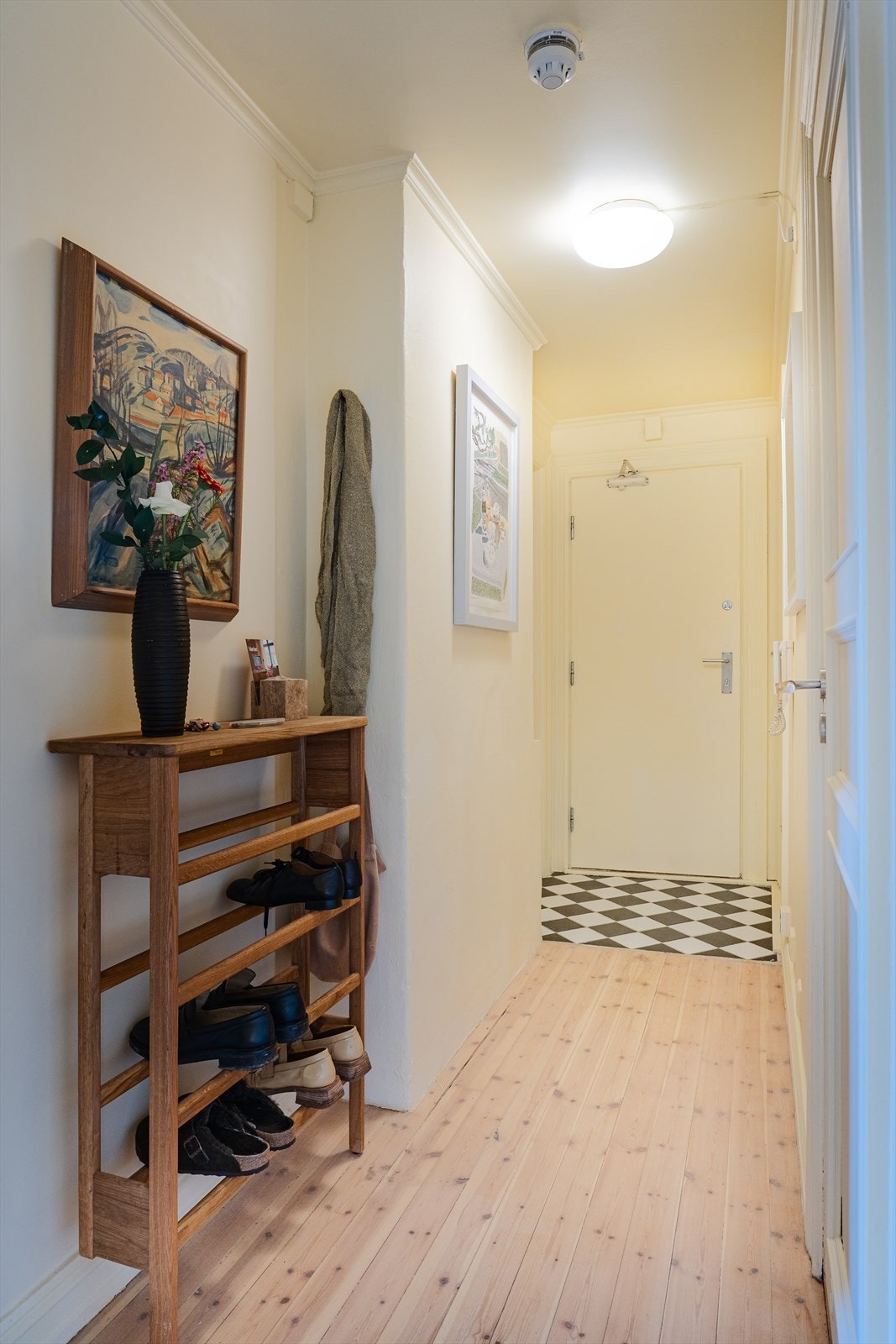 Innbydende flislagt entré. Praktisk garderobe/innvendig bod i gang Galleribilde