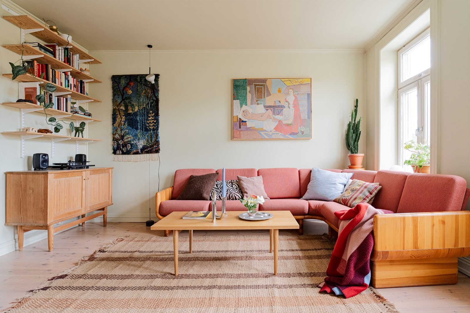 Hyggelig stuesone med god plass til stor sittegruppe Galleribilde