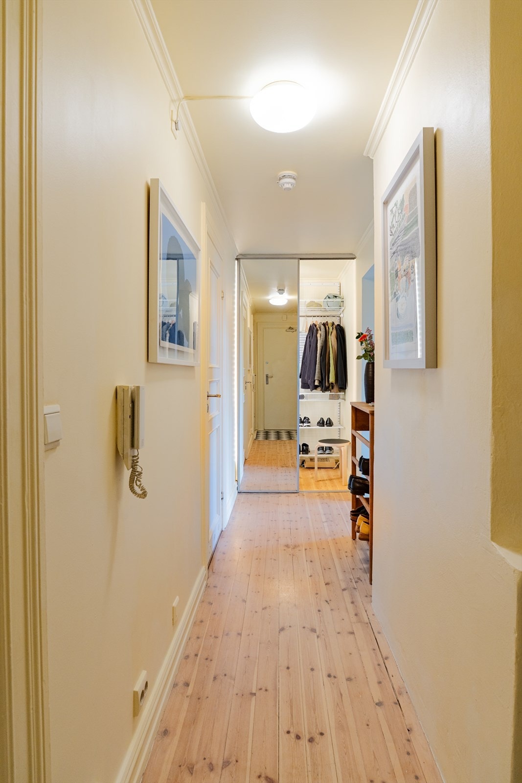 Praktisk, dyp skyvedørsgarderobe i andre enden Galleribilde