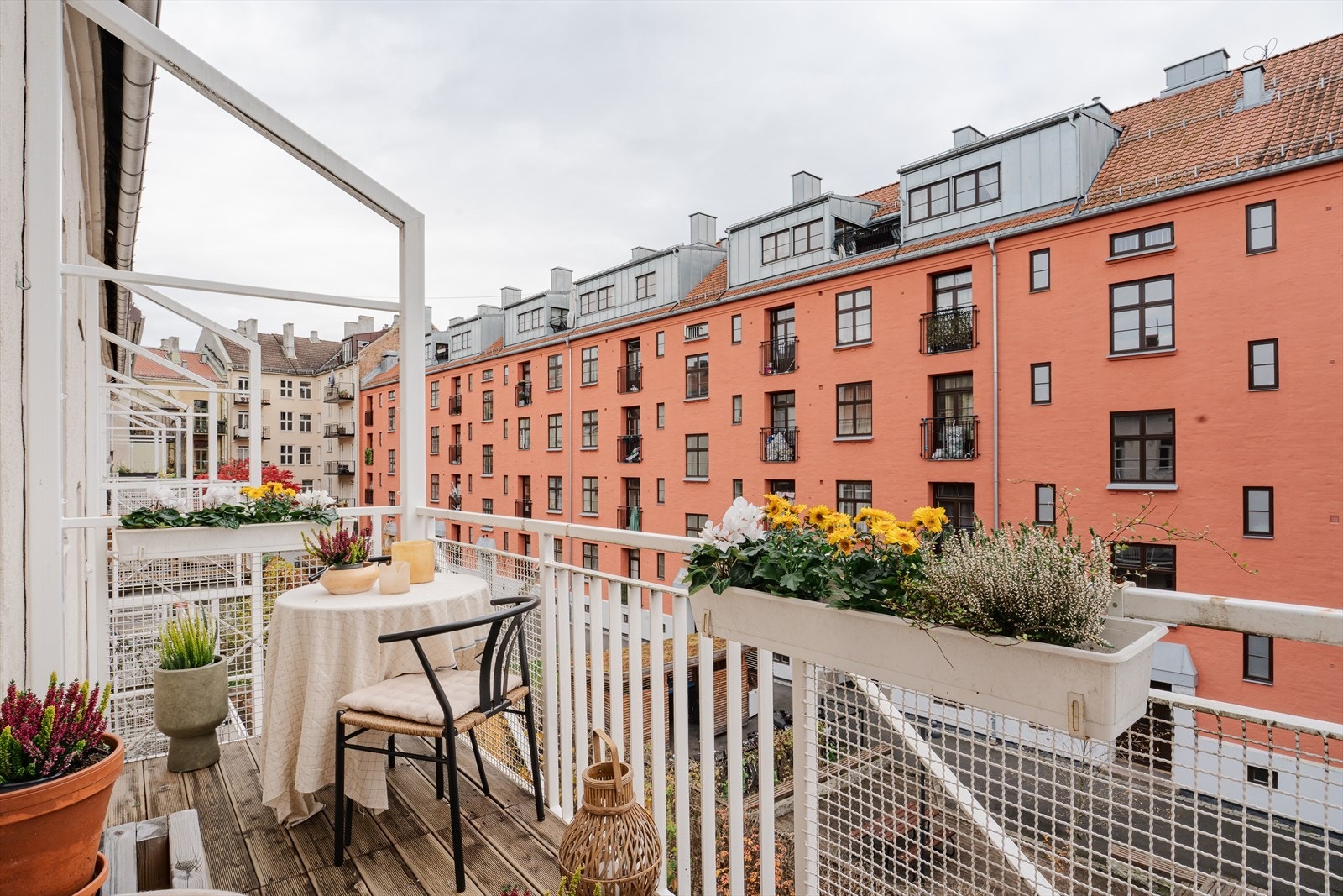 Toppleilighet med solrik balkong, to soverom vendt mot bakgård. Rolig, men sentral beliggenhet Galleribilde