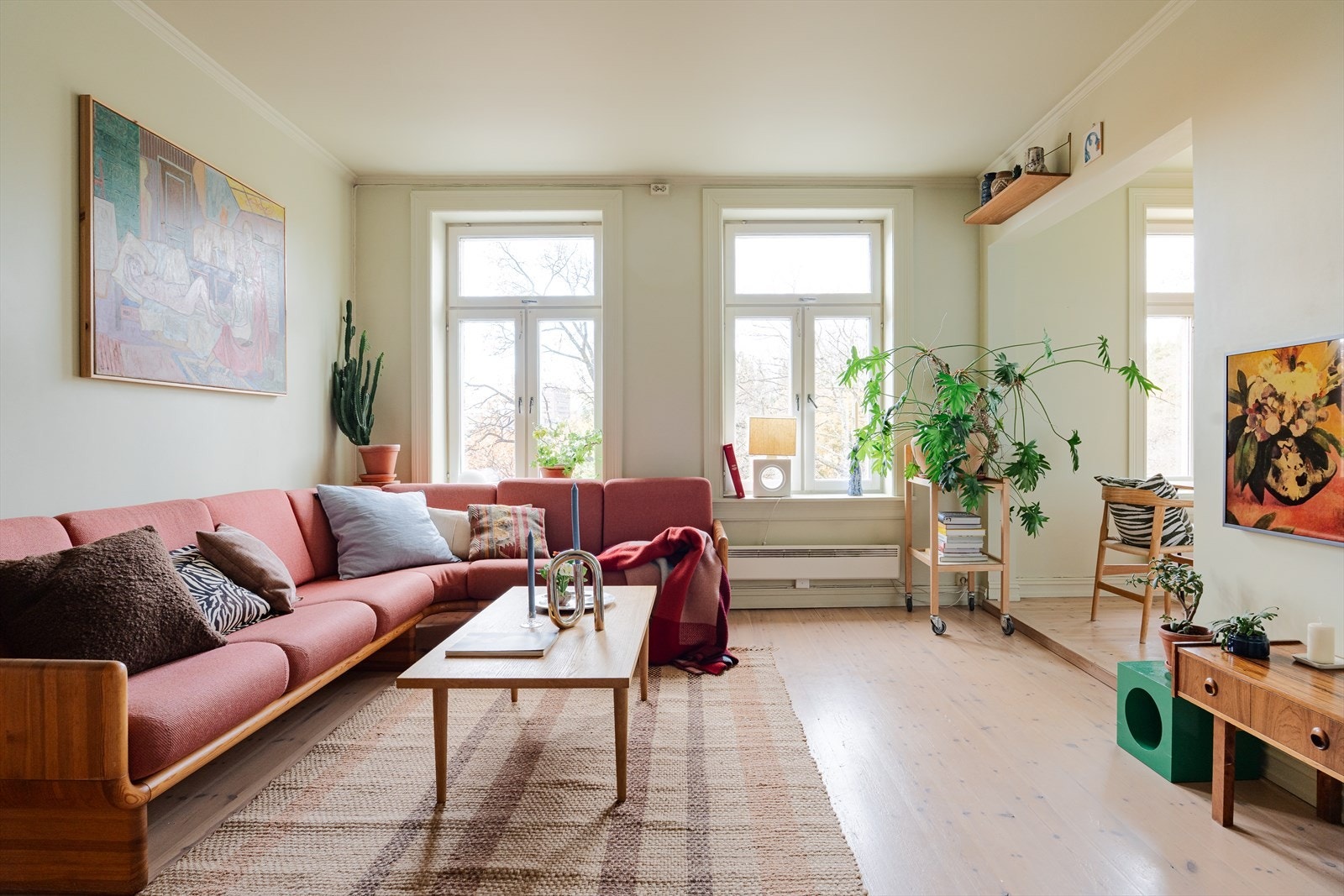 Stuen i delvis åpning mot kjøkkenet får fantastisk med lysinnslipp fra fire store vindusflater på rad. Foto: Kevin Fauske / Fotostallen Galleribilde