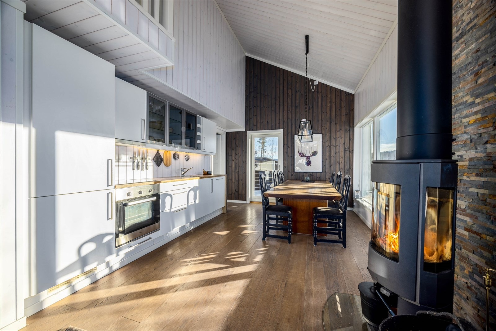 Lyst og delikat åpen kjøkkenløsning med spiseplass - Perfekt for koselige sammenkomster. Galleribilde