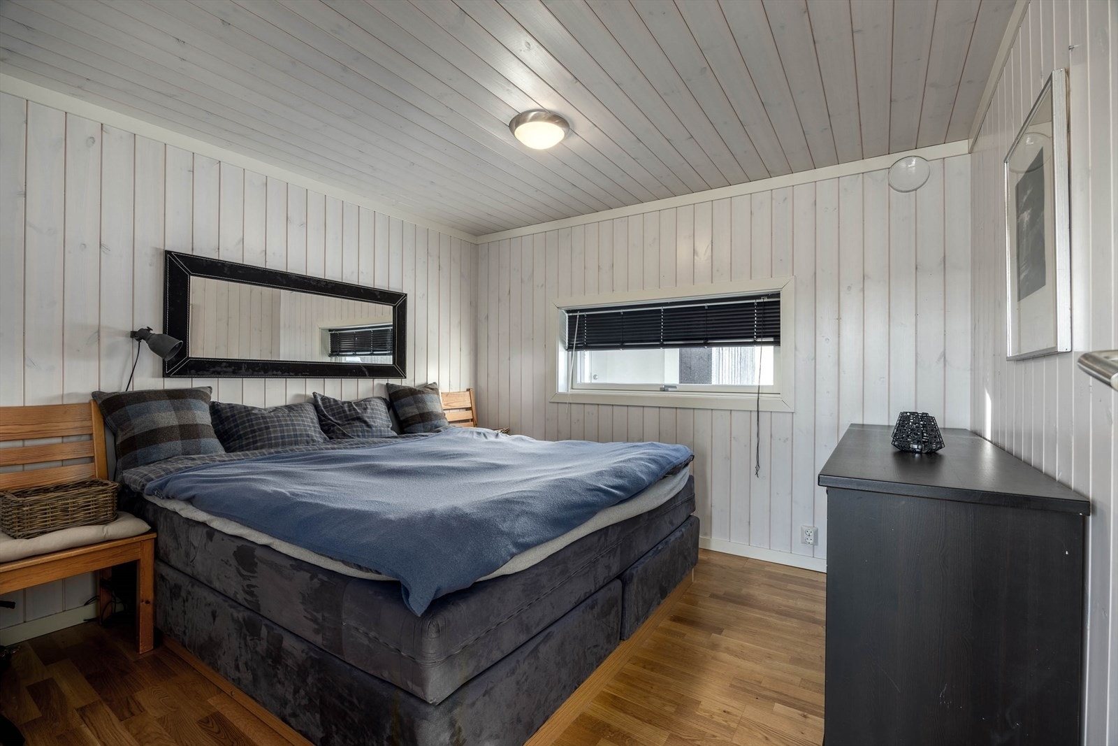 Hovedsoverom med trepanelvegger og naturlig lysinnslipp. Perfekt for avslapning og en god natts søvn. Galleribilde