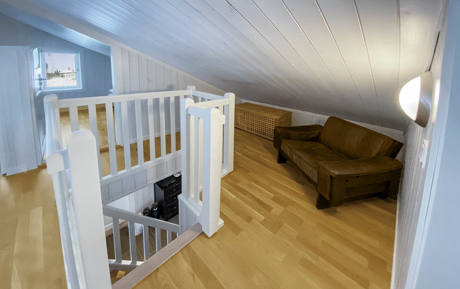 Liten "loftstue" med skråtak og naturlig lys, ideell for avslapning. Perfekt som ekstra oppholdsrom eller lesehjørne. Galleribilde