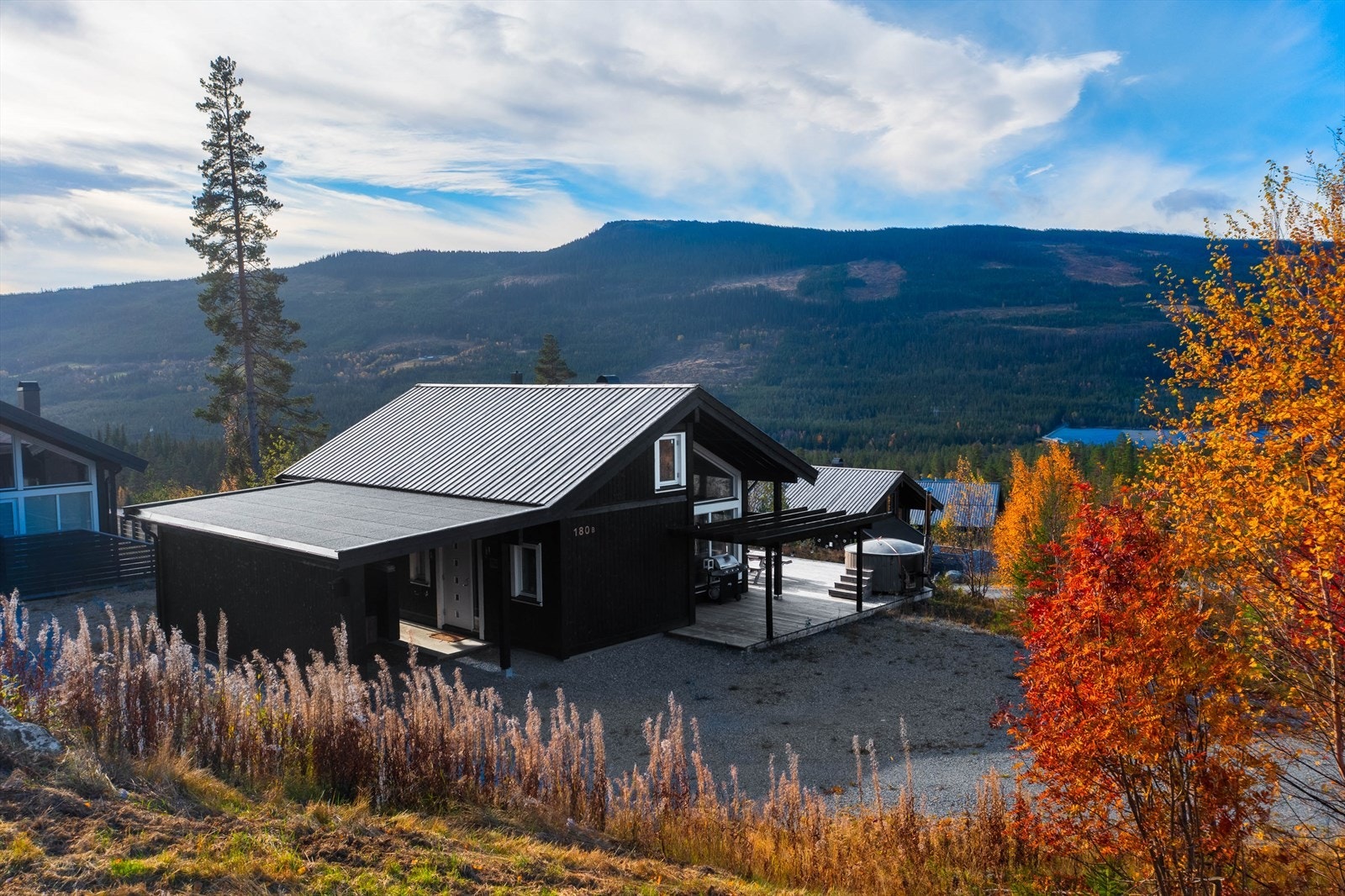 Moderne hytte med fantastisk utsikt over fjellandskap. Perfekt beliggenhet for naturopplevelser året rundt. Galleribilde
