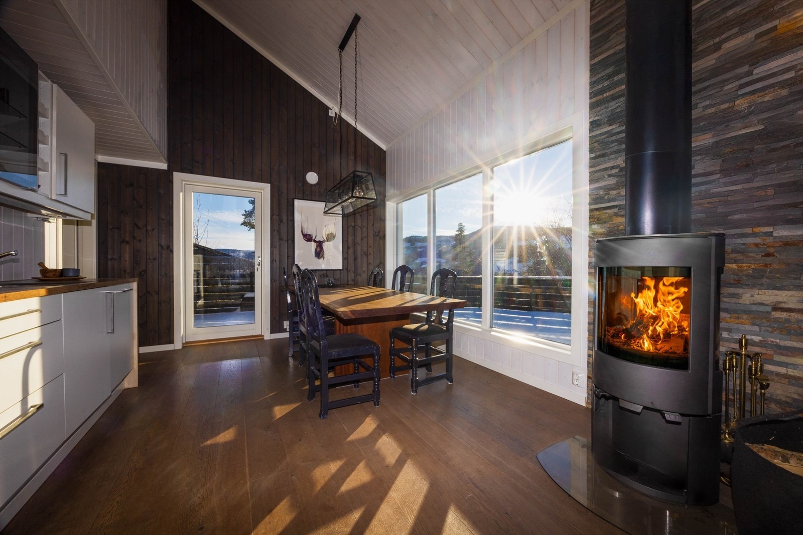 Spisestue med store vinduer og generøs takhøyde. Perfekt for rolige stunder og sosialt samvær. Galleribilde