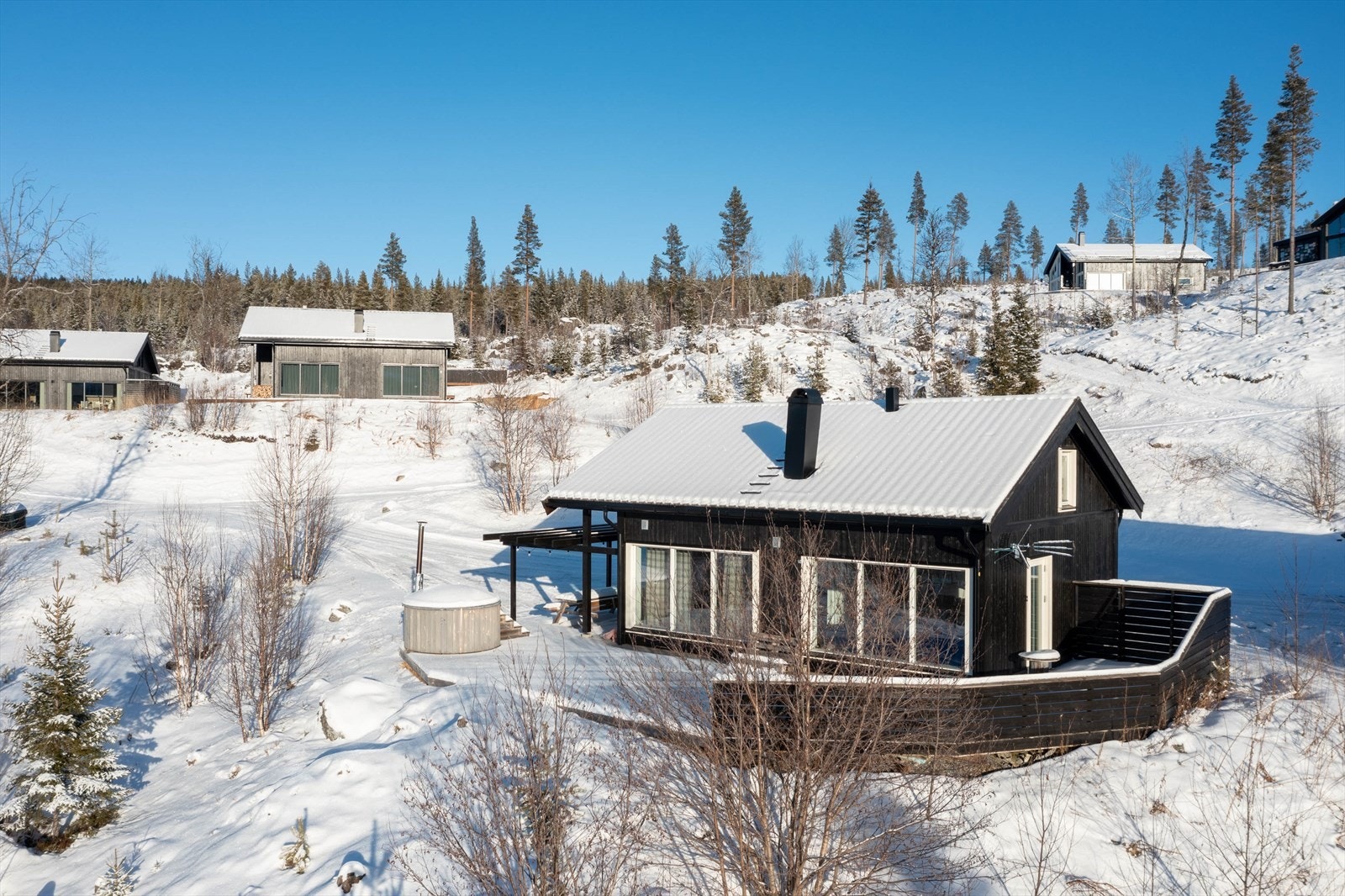 Hytta ha stor terrasse med flott utsikt og jacuzzi. Galleribilde