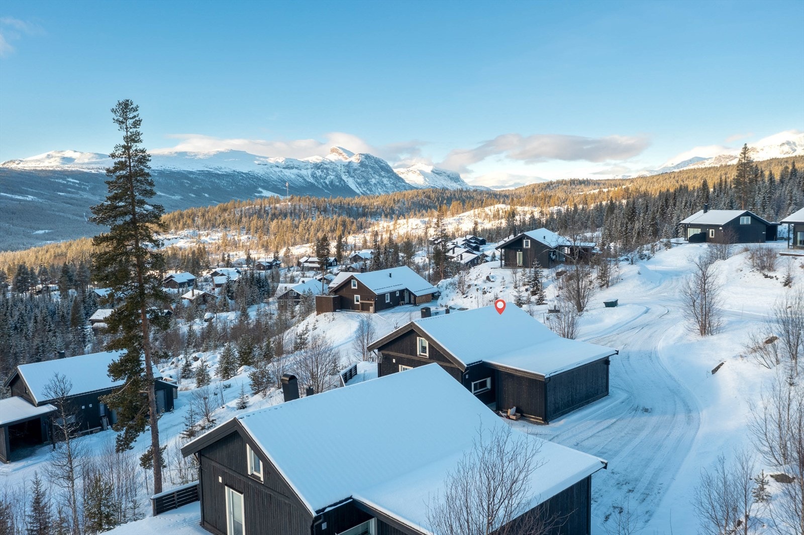 Moderne fjellhytte i idylliske omgivelser, med nærhet til skiaktiviteter. Panoramautsikt over fjell og skog. Perfekt for friluftsentusiaster. Galleribilde
