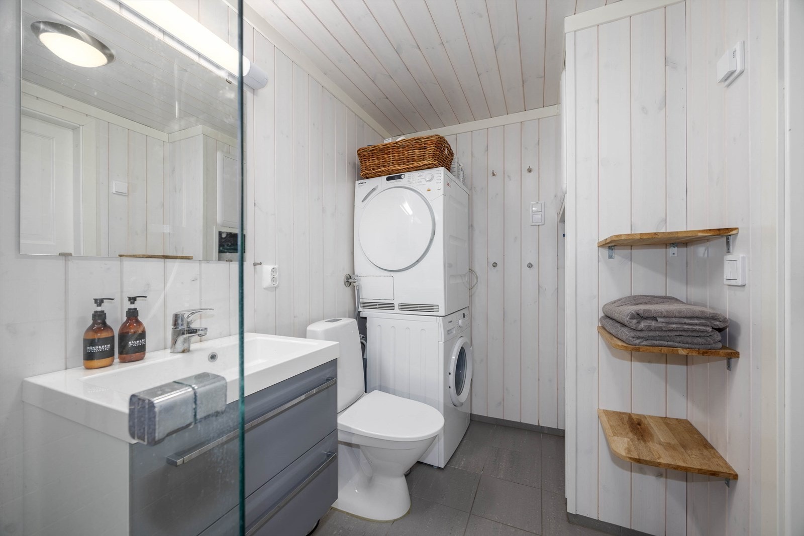 Delikat badrom i stilrent design med smarte oppbevaringsløsninger. Galleribilde