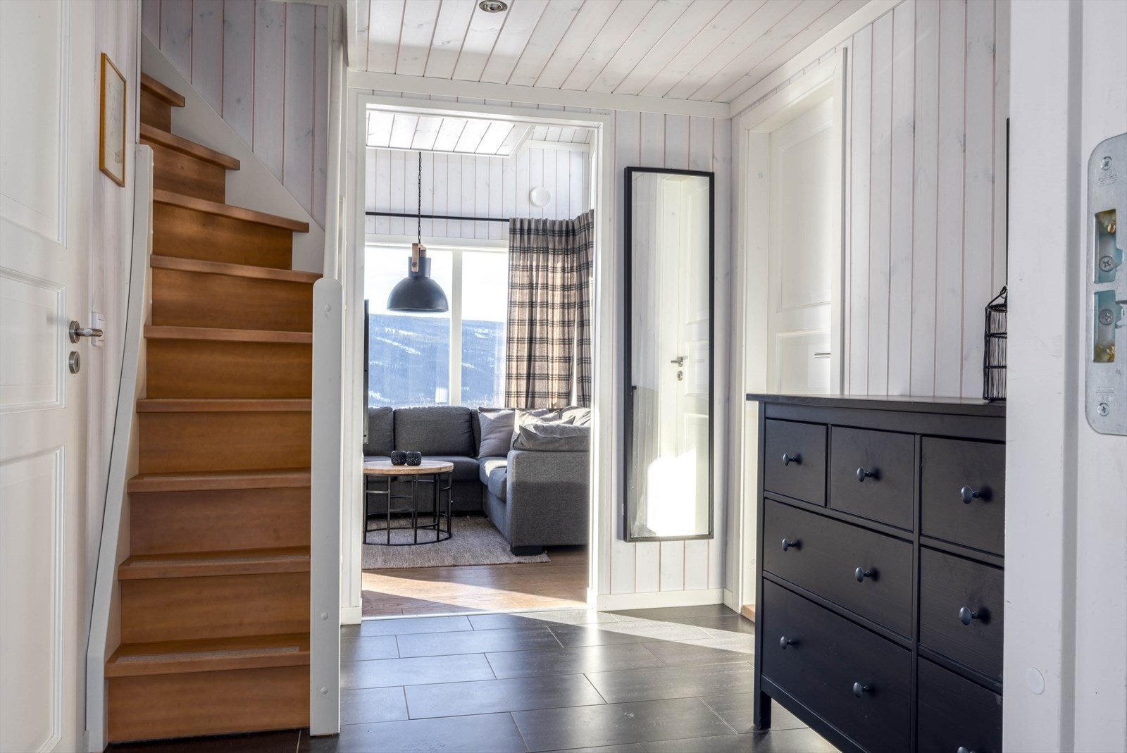 Romslig flislagt hall med direkte adkomst til stue. Trapp opp til hems. Galleribilde