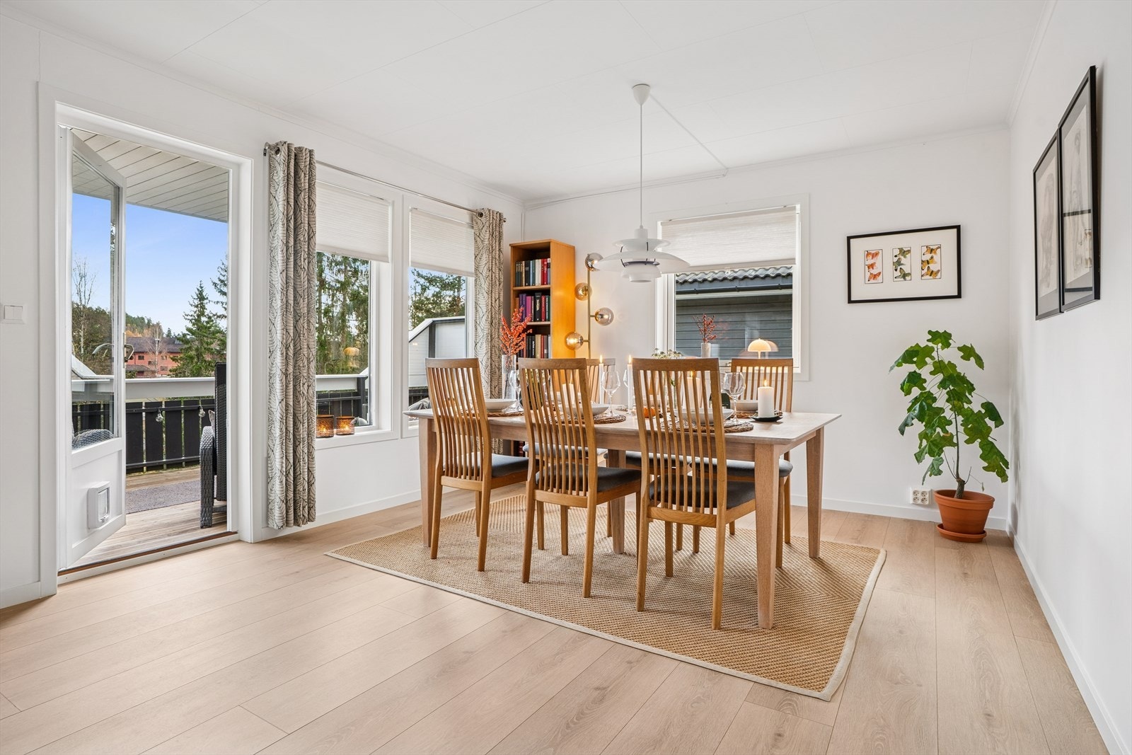 Det er også god plass til en romslig spisegruppe. Fra stuen er det utgang til usjenerte terrassen Galleribilde