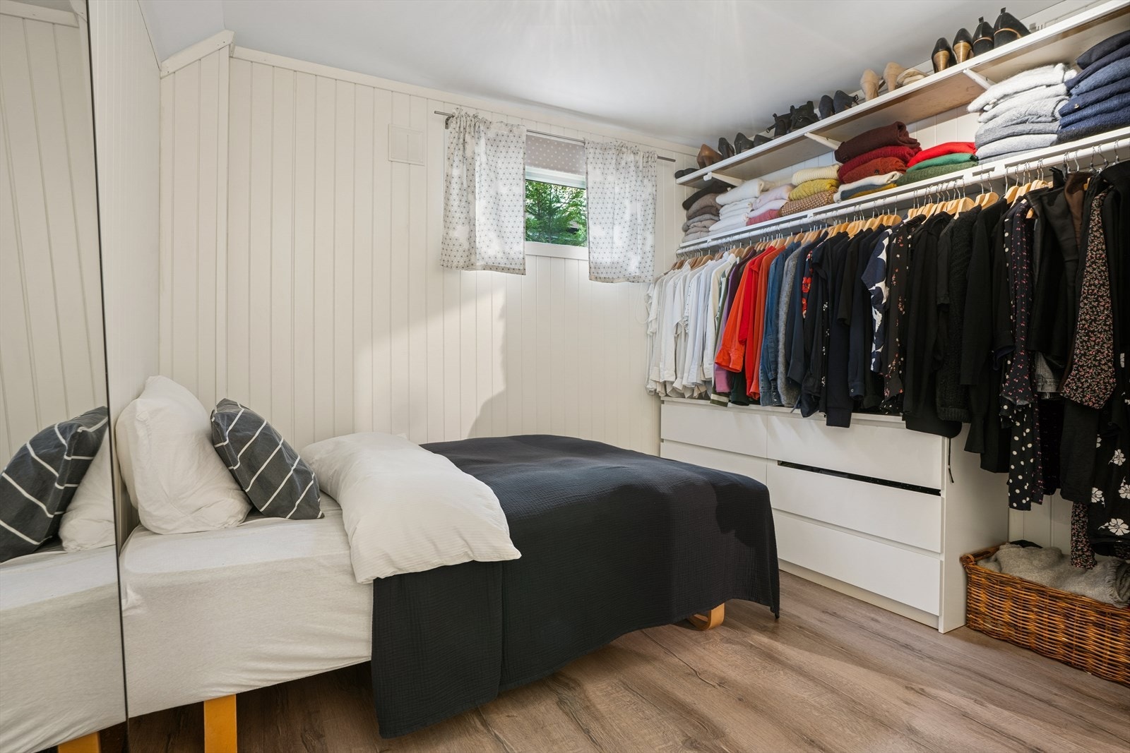 Rommet er av god størrelse med mye god oppbevaringsplass. Det er også adkomst til et lite praktisk kott i rommet Galleribilde