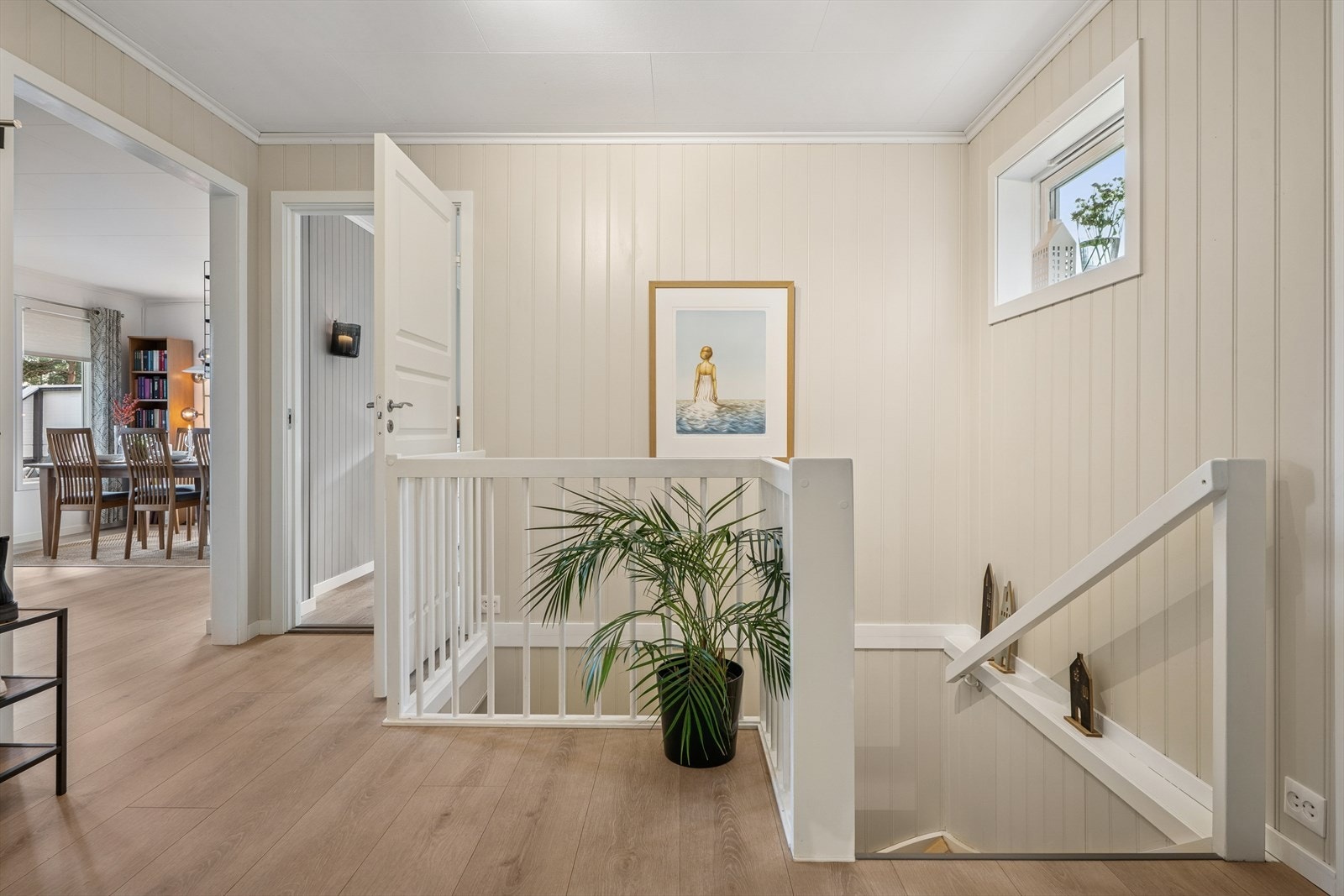 Det er god plass til yttertøy og sko, samt direkte adgang til praktisk kott for oppbevaring Galleribilde