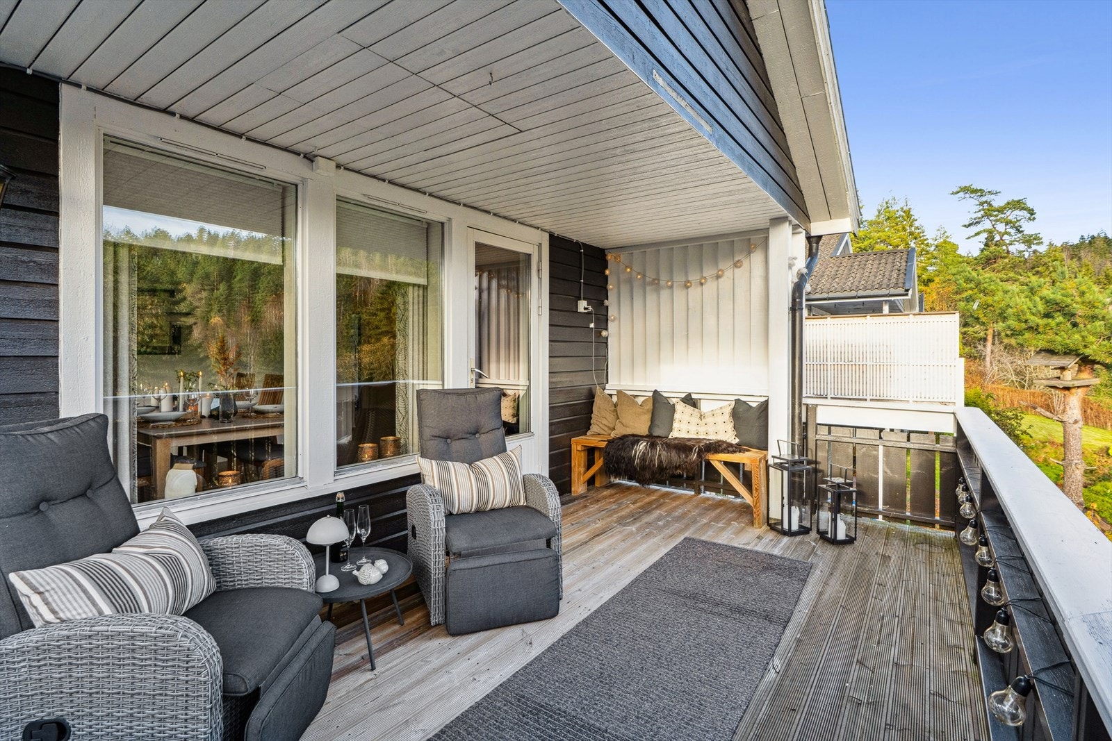 Med adkomst fra stue er det en fin og usjenert terrasse på ca. 26 kvm som er vendt mot sydøst Galleribilde