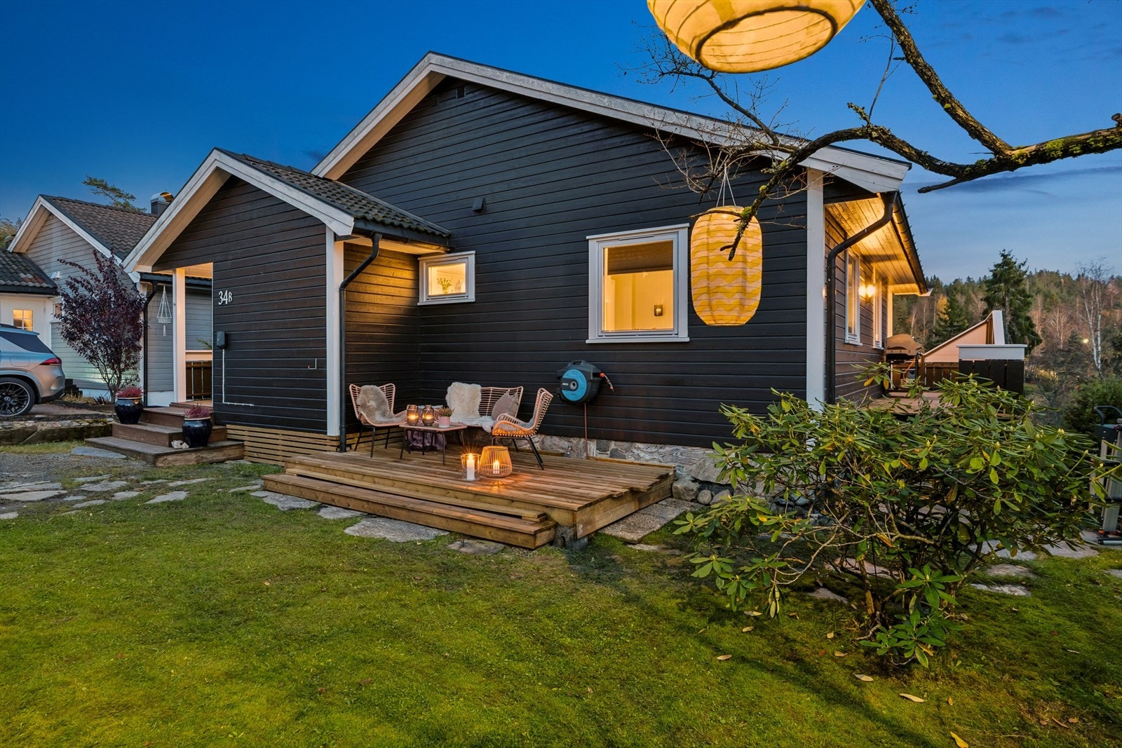 Boligen har en koselig hage og 2 fine uteplasser Galleribilde