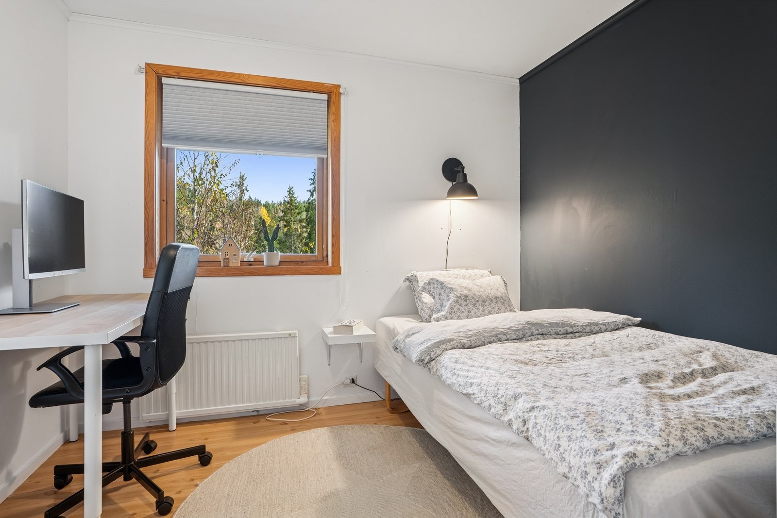 Soverom 2 har plass til seng, pult og garderobeskap Galleribilde