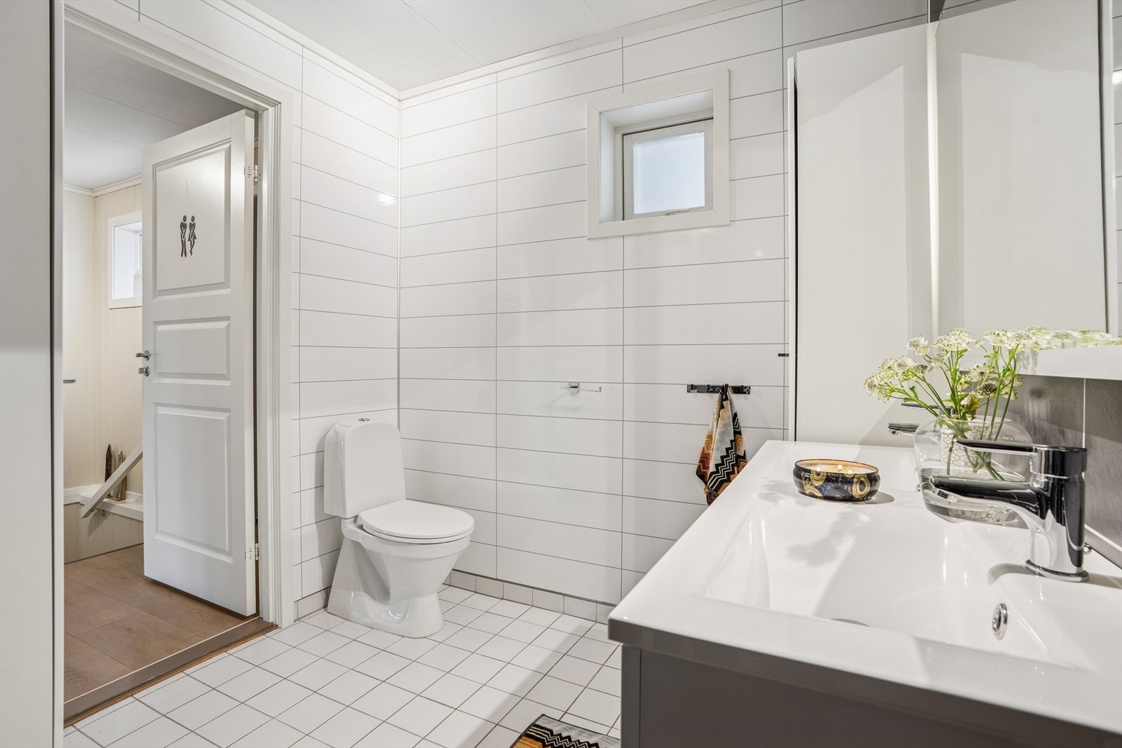 Varmekabler i gulvet sørger for et behagelig temperert bad Galleribilde