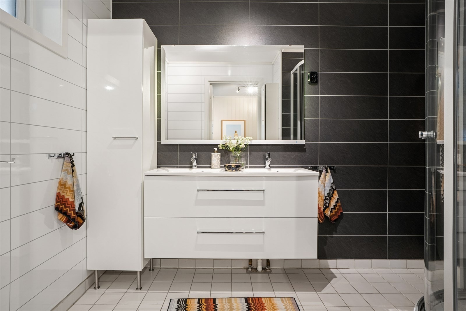 Romslig bad med flislagt gulv og våtromspregede plater på vegger Galleribilde