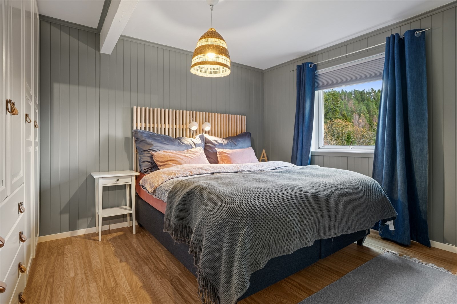 Hovedsoverom er av god størrelse med plass til dobbeltseng og nattbord Galleribilde