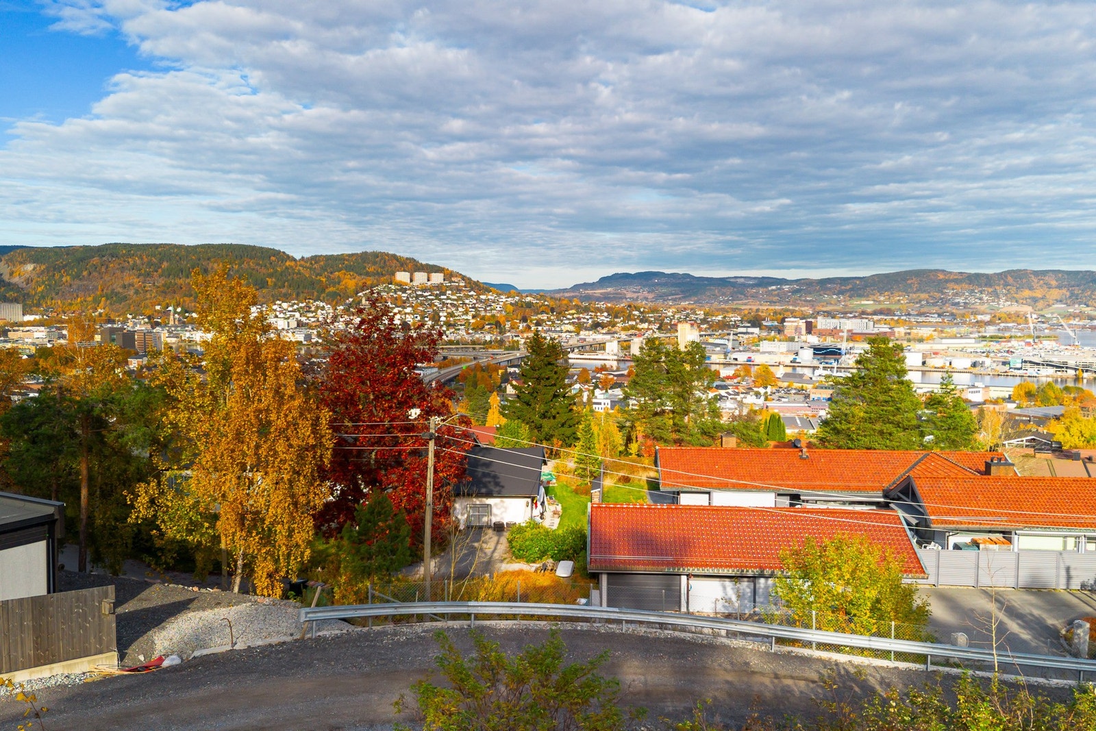 Flott utsikt over Drammen når byen lyser opp på kvelden. Galleribilde
