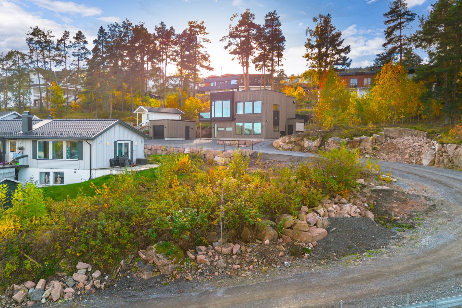 Området er omgitt av frodig natur, men samtidig bare en kort kjøretur unna både dagligvarebutikker, skoler, Strømsø Senter og Drammen sentrum. Galleribilde