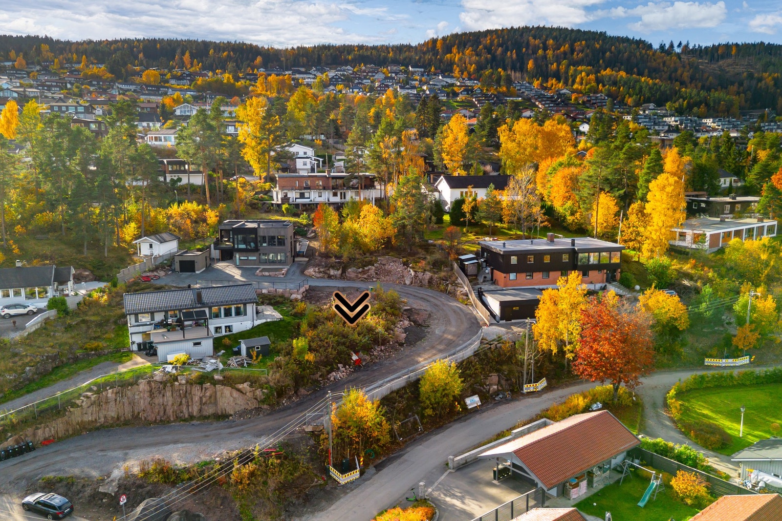 Eiendommen er en skrånet tomt som gir spennende muligheter for å skape en bolig med både utsikt og privatliv. Galleribilde