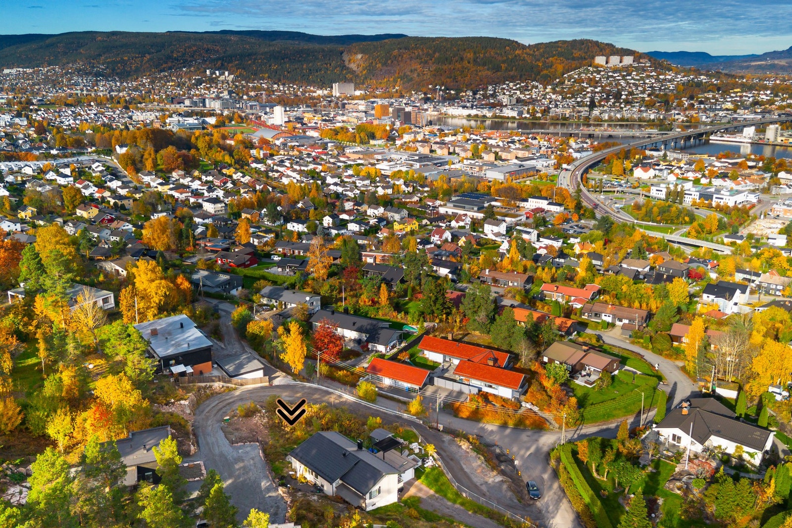 Fra tomten er det flott utsyn over Drammen by, elven og åsene i bakgrunnen. Galleribilde