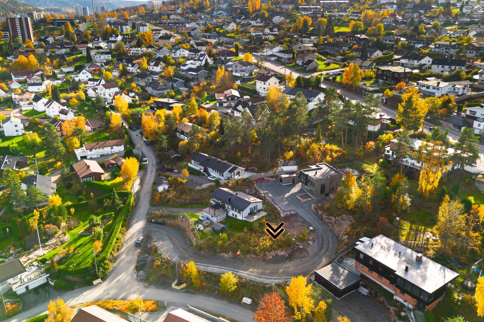 Tomten ligger innerst i en liten vei med begrenset trafikk, som gjør den spesielt barnevennlig og rolig. Galleribilde