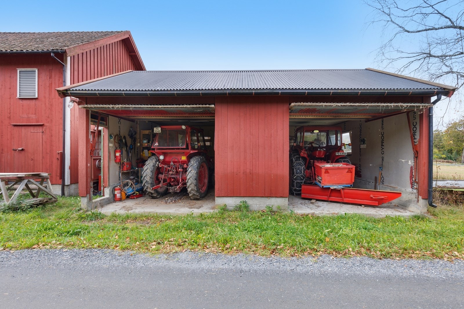Alt av traktor og utstyr følger med Galleribilde