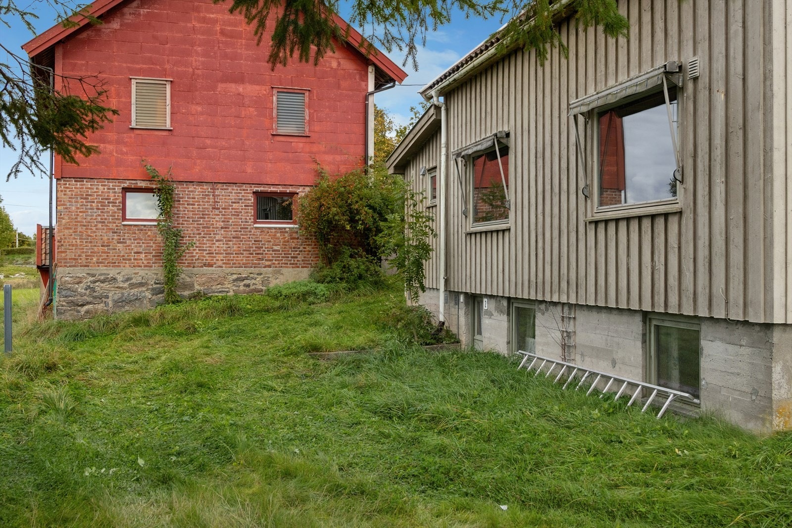 Eiendommen består av bolighus og uthus. Galleribilde
